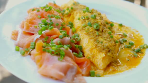 Łosoś Omelette Smaczny Posiłek Śniadaniowy Omletu Nadziewany Wędzonym Łososiem Serem — Wideo stockowe