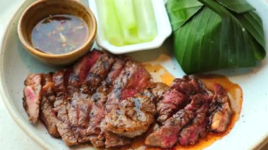 Asya 'dan esinlenilmiş sığır filetosu bifteği, taze ızgara. Kokulu Tayland muz yaprağı pilavıyla eşleştirilmiş lezzetli ve sağlıklı bir yemek deneyimi sunuyor..