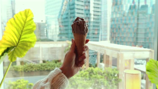 Літня Насолода Крупним Планом Рука Тримає Смачне Морозиво Біля Вікна — стокове відео