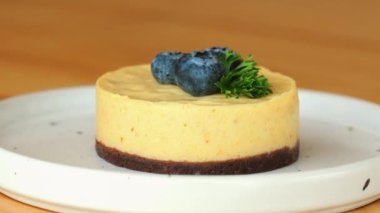 Kremalı peynirli dutlu tart. Kremalı cheesecake, yabanmersini ve dekorasyon. Tatlı ikram. Yaban mersinli muzlu turta.