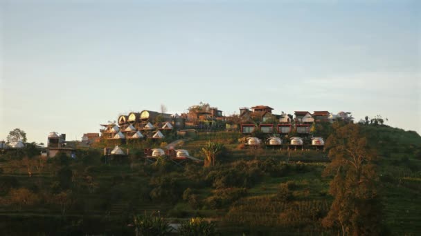 在泰国打盹 从传统泰国村庄的豪华帐篷上俯瞰山中日落的景色 日落时有一排野营帐篷的山景 — 图库视频影像