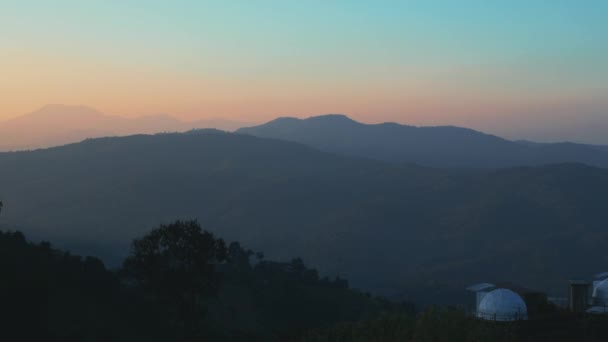 雄伟的泰山轮廓耸立在炽热的落日的天空中 宁静的夜晚 宁静的乡村 美丽的自然风光 泰国夜景山 — 图库视频影像
