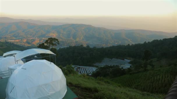 宏伟的山景 野营帐篷沐浴在金色落日的光芒中 泰国度假 户外远足 — 图库视频影像
