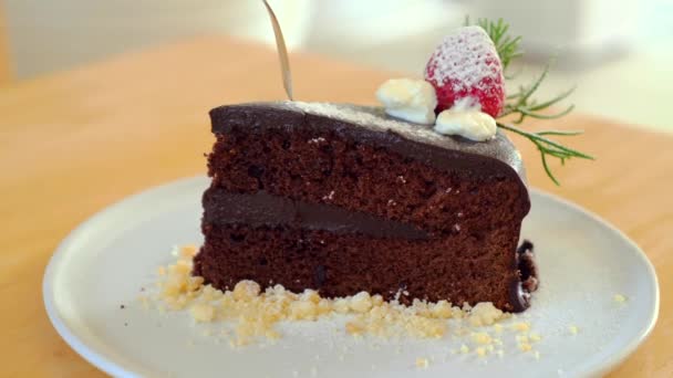 Мужская Рука Откусывает Кусочек Влажного Вкусного Шоколадного Торта Ложкой Крупный — стоковое видео