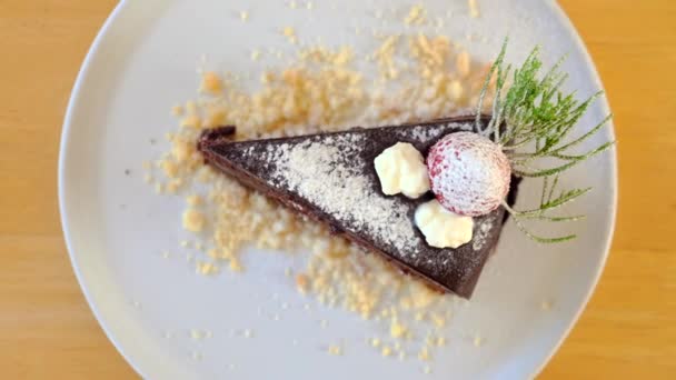 Brownie Chocolate Gourmet Com Ganache Chocolate Coulis Morango Servido Prato — Vídeo de Stock