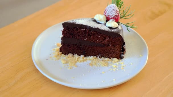 Zelfgemaakte Chocolade Brownie Met Kleverig Midden Knapperige Randen Geserveerd Houten — Stockvideo