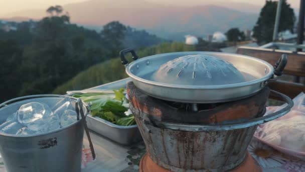 Moo Kata 传统的泰国烧烤猪肉菜肴 圆形热锅上烤着猪肉 丰盛的盘子 供大家分享 — 图库视频影像