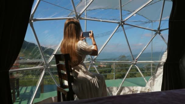 Młoda Kobieta Rejestruje Widok Góry Pomocą Smartfona Wewnątrz Kopuły Geodezyjnej — Wideo stockowe
