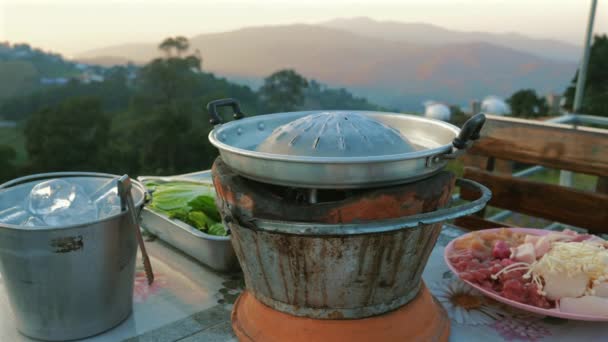 在泰国烧烤烤架上烤着生肉和蔬菜 背景上是高山落日的景象 完美的野营餐 轻松度假 — 图库视频影像