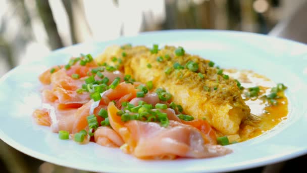 Jajecznica Dla Smakoszy Wędzonym Łososiem Pyszny Omlet Śniadaniowy Przygotowany Świeżych — Wideo stockowe