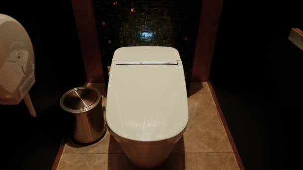 공항에 하이테크 화장실 그릇과 흐릿하게 설정에 쓰레기통과 현대적인 인테리어 디자인 — 비디오