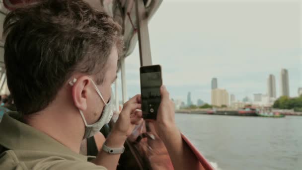 Чоловік Масці Обличчя Фотографується Смартфоном Річковому Поромі Міська Розвідка Технологія — стокове відео