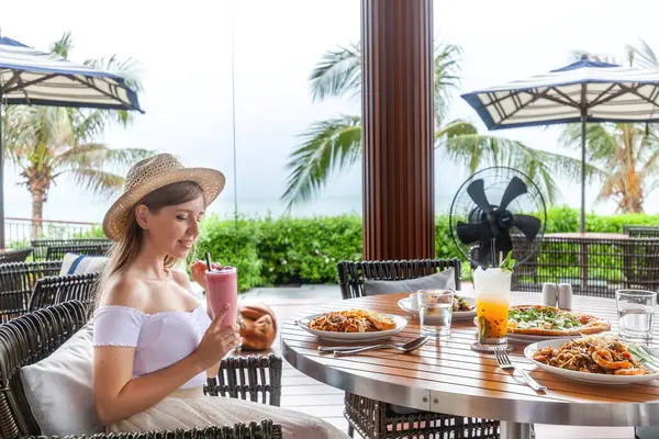 Ambiente Sereno Frente Mar Comedor Mujer Con Sombrero Sol Disfruta Fotos de stock
