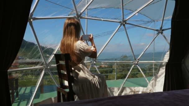Woman Captures Mountain View Dome Accommodation Showcasing Modern Travel Lifestyle — Stock Video