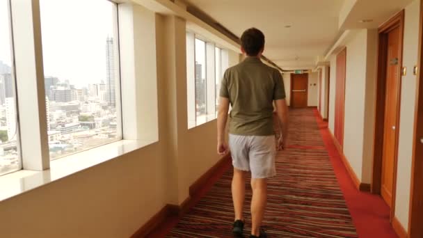 Muž Nenucených Šatech Radostně Poskakuje Hotelové Chodbě Moderní Životní Styl — Stock video