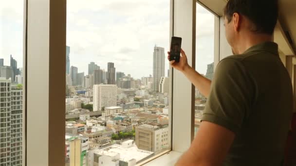 Homem Tirando Selfie Com Smartphone Apartamento Urbano Arranha Céus Estilo — Vídeo de Stock