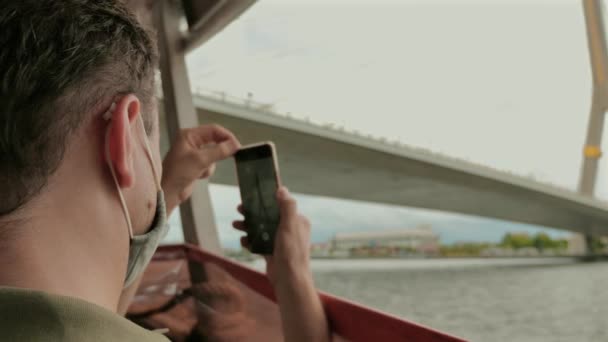 Людина Фотографує Пейзаж Човна Смартфоном Подорожі Технології — стокове відео