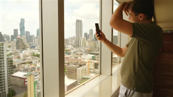 Homme Fait Appel Vidéo Avec Téléphone Portable Depuis Immeuble Grande — Video