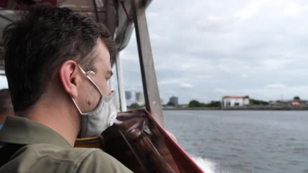 Hombre Con Máscara Facial Paseo Barco Con Fondo Ciudad Viaje — Vídeo de stock