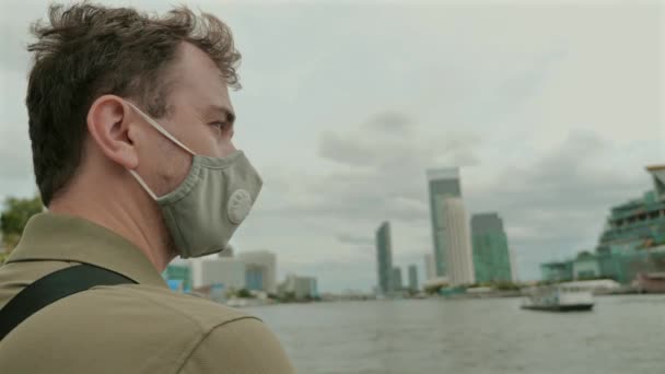 Mężczyzna Masce Ochronnej Widokiem Pejzaż Miasta Nabrzeża Życie Czasie Pandemii — Wideo stockowe