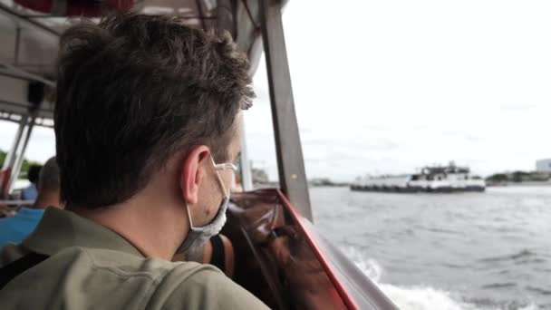 Hombre Con Máscara Facial Paseo Barco Con Vistas Río Viajes — Vídeo de stock