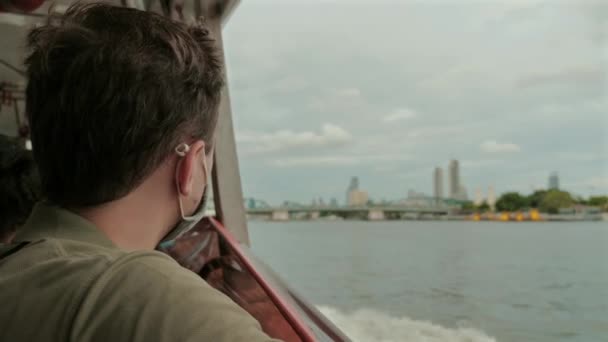 Людина Насолоджується Міським Пейзажем Човна Річці Міські Дослідження Подорожі — стокове відео