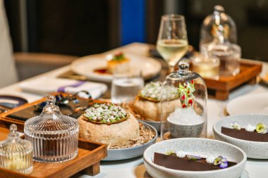 Zarif sofra kurma ve şarap ile gurme yemek deneyimi. Güzel yemekler ve yemekler..