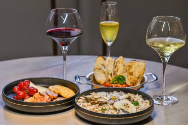 Gurme şarap ve güzel yemek aperatifleri. Mutfak zarafeti ve tadı.