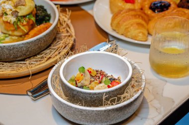 Gurme kahvaltısı çeşitli servis edilir. Mutfak sanatı ve dışarıda yemek..