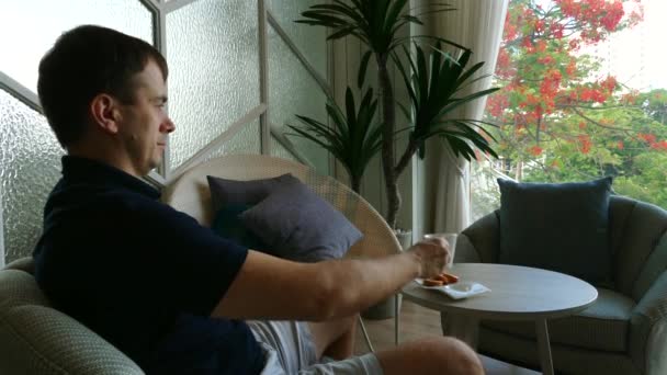 Mężczyzna Relaksujący Się Przy Tablecie Cyfrowym Nowoczesnym Salonie Komfort Technologia — Wideo stockowe