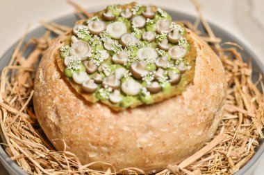 Beyaz ve yeşil kremalı Paskalya ekmeği dekoratif bir şekilde sunuldu. Tatil geleneği ve mutfağı.