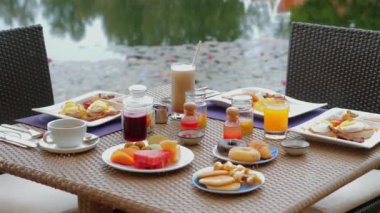 Lakeside restoranında çeşitli sağlıklı ve hoşgörülü yemek seçenekleri sunan açık hava kahvaltısı. Yemek deneyimi ve beslenme dengesi.
