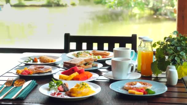 丰盛的早餐铺满了各种健康食品 包括煎饼 新鲜水果 鸡蛋和果汁 理想的营养和生活方式 — 图库视频影像