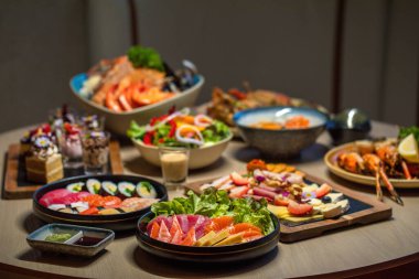 Masada çeşitli gurme Japon yemekleri var. Geleneksel Asya yemekleri ve yemekleri.