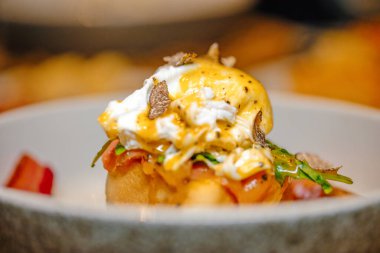 Kızarmış Brioche ve mantarlı Benedict yumurtalı gurme. Aşçılık sanatı ve güzel yemekler..