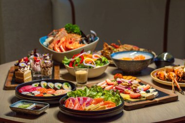 Yemek masasında çeşitli gurme deniz ürünleri ve tatlılar. Güzel yemekler ve yemekler..