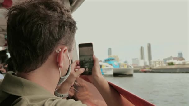 Hombre Capturando Paisaje Urbano Con Smartphone Desde Barco Viajes Urbanos — Vídeos de Stock