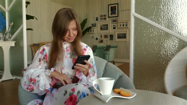 Kvinde Ved Hjælp Smartphone Hyggeligt Hjem Morgenmad Moderne Livsstil Teknologi – Stock-video
