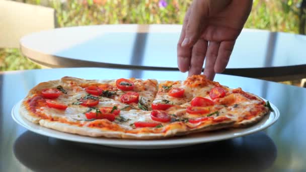 Man Tangan Mengambil Sepotong Pizza Dengan Keju Meleleh Atas Piring — Stok Video