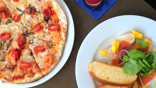 Włoskie Doświadczenie Kulinarne Pokazujące Rozkoszną Pizzę Serową Dojrzałymi Pomidorami Świeżą — Wideo stockowe