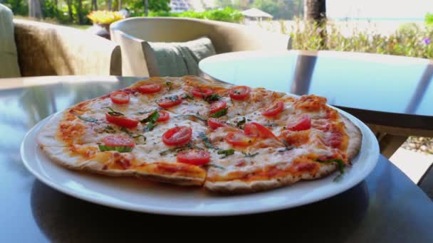 Een Heerlijke Californische Pizza Met Gesmolten Pizza Kaas Wordt Geserveerd — Stockvideo