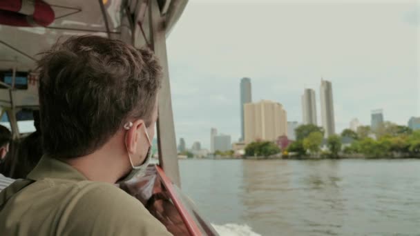 Man Båt Njuter Stadens Skyline Från Flodperspektiv Prospektering Och Resor — Stockvideo