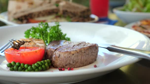 Grilovaný Steak Zelenina Bílém Talíři Elegantně Předkládaný Zeleninou Rajčaty Podávaný — Stock video