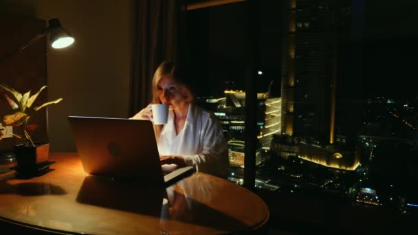 Soustředěná Žena Pracující Noci Laptopu Panoramatem Města Pozadí Shoda Pracovního — Stock video