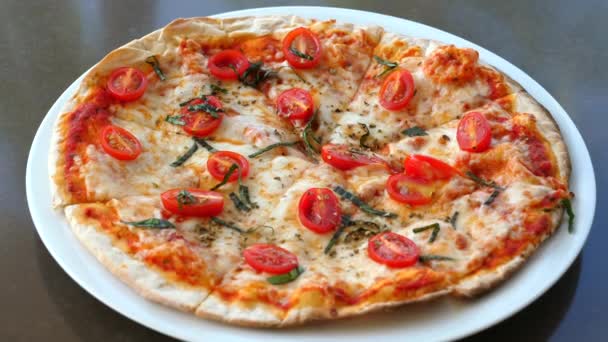 Pizza Vegana Rematada Con Tomates Frescos Queso Vegetariano Servido Plato — Vídeos de Stock