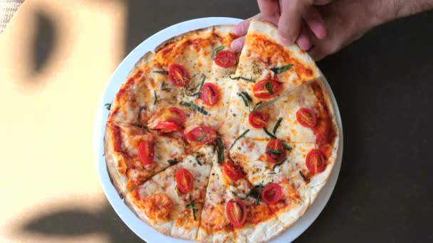 Felie Mână Din Pizza Margherita Proaspăt Coaptă Roșii Busuioc Masă — Videoclip de stoc