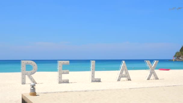 하늘과 청록색 바다의 배경에 모래에 Relax 편지와 Serene — 비디오