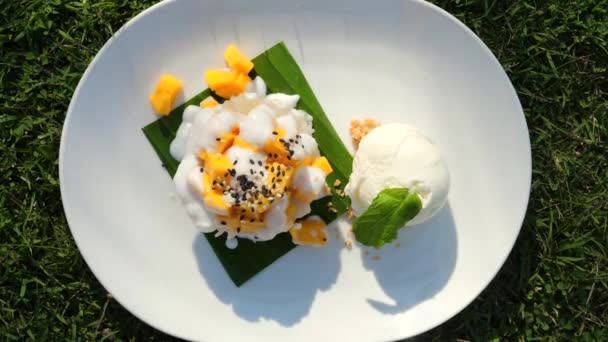 Επιδόρπιο Τροπικών Φρούτων Μάνγκο Και Καρύδα Παγωτό Λευκό Πιάτο Πάνω — Αρχείο Βίντεο