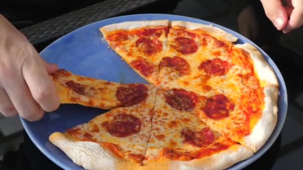 Frisch Gebackene Pfefferoni Pizza Wird Auf Blauem Teller Serviert Wobei — Stockvideo