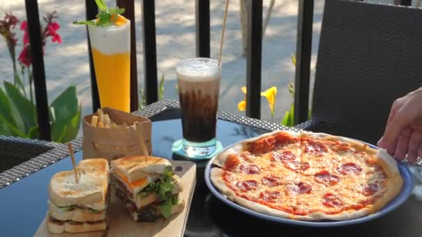 Outdoor Casual Dining Doświadczenie Różnych Potraw Takich Jak Kanapki Pizza — Wideo stockowe